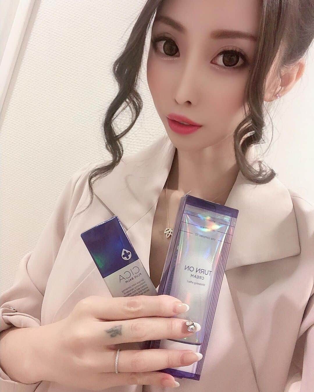 高橋沙弥華さんのインスタグラム写真 - (高橋沙弥華Instagram)「これまぢでステマじゃないよ😂❣️ 気に入ったからシートマスク、じゅんさんとあいさんにもお裾分けするの💓  シカクリームとトーンアップクリームも🙆❤ 普段のパック後にシカクリーム（ナイトクリーム）塗るとまぢで乾燥知らず🥺  トーンアップクリームは、日焼け止め成分入ってないけど夜使う分には問題ない😌w  クッションファンデの前に、顔全体に軽く塗ってる💓  まぢ韓国コスメ好き😍  韓国免税店でしか買えなかったのがアマゾンで買えるようになったよ😎  @dewycel_japan #dewycel #デュイセル #dewyholic #preciousvaluabledewycel #ニキビ #シカクリーム #鎮静作用 #再生クリーム #トーンアップクリーム #ナイトクリーム #ベース」11月11日 20時05分 - takahashi_sayakachan1204