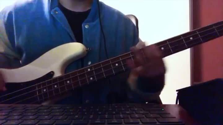 ウエムラユウキのインスタグラム：「ベースの日なので有頂天弾いた。 #ベースの日 #ベース #bass #slapbass  #ポルカドットスティングレイ  #有頂天」