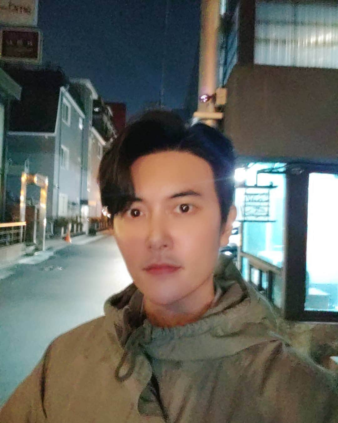 ジェヒのインスタグラム：「와.... 날씨가 ㅎㅎ....반바지입고 디니기에는 춥네ㅠㅠ 내사랑 반바지 . . #다들_감기조심하세요 #반바지야_내년에봐」