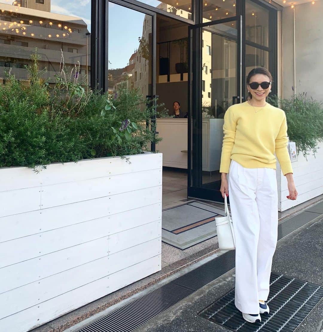 のインスタグラム：「・ Outfit ☆ ・ Knit → @s_essentials_  Bottoms → #oldceline Shoes → @nike × @undercover_lab  Bag → @celine ・ ・ 週末は久しぶりにプライベートで関西へ！ ・ まずは @decollte でパワーツリーマッサージと @decollte.clinic で @environ_jp のエステ&水素点滴で一気にタルミと疲れを整えてもらいました😊❤️ ・ 今回の旅には先日発売した @s_essentials_ のコラボニットがメインのスタイリングで。 ・ シンプルなクルーネックでは見た目は何の変哲もないニットに見えると思います。 でも通常の2倍の糸を贅沢に使用し、編み地がギュッと細かく、地厚なのにしなやかで風邪を通さない上質なニットに仕上がりました。 ・ 夢にまでみた上質な着るたびに、作ってくれた職人さん、ミリ単位でデザインをみてくださったデザイナーさんの職人魂というか、プロ根性を感じて感動しています。  この気持ちを共感してくださる方に手にしていただけたら嬉しいです。  オンラインで完売していましたが、在庫が追加されたのでオンラインからもご覧いただけたら嬉しいです。  実店舗は銀座、日比谷ミッドタウン、日本橋高島屋S.C店の3店舗です。 ・ ・ #kumicloset #kumi travelstyle #decollte」