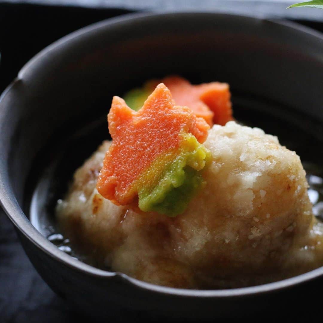 のん ◡̈*さんのインスタグラム写真 - (のん ◡̈*Instagram)「・ ・ #心はぐくむごはん ・ 菊芋と生麩の素揚げにお出汁をたっぷりと。 個性的な２つの食感に鰹だしが美味しい♡ ・ 鶏と椎茸の炊き込みご飯には コリコリのきくらげも入れて。 ・ 茸のすり流しはstaub様　@staub_japan 主催の 旬の味覚を愉しむ京料理講座にご招待いただき、 講師の「Another C」富永暖シェフより 伝授していただいた一品です。 ・ 濃厚な旨味が詰まったきのこペーストを作り 出汁でのばしてすり流しを作りましたが、 このきのこペーストそのものが さまざまなお料理の旨味調味料として使える 優れものなのでとても勉強になりました！ ・ なるべくシンプルに調理し、素材そのものを 生かし味わいたいと思っていますが 暖シェフ曰く、味をつけるのが洋食で 味を引き出すのが和食だと。 ・ 『 引き出す 』 この意識、私にはあまりなかったかも。 短い時間の中でもプロに教わる事は多く とても有意義な時間でした☺️ ・ ・ 鶏肉と銀杏のバターレモン山椒 生麩と菊芋の揚げだし 京芋と茸のすり流し クーブイリチー きくらげと椎茸と鶏の炊き込みご飯いくら添え だし巻き卵 だし牛蒡の柚子胡椒マヨ ・ ・ #心はぐくむごはん　←タグを共有していただきありがとうございます♡ 大切な人のために心を込めて作る愛情ごはんに タグをつけて参加してくださいね☺️ ・ ・ ・ ・ #のんうつわごはん #食育 #丁寧な暮らし #発酵食 #和食 #おうちごはんlover  #発酵パワーでのりきる霜月  #フーディーテーブル  #delimia #豊かな食卓  #朝ごはん #おうち和ごはん #一汁三菜 #和ンプレート #だし巻き卵 #すり流し #炊き込みご飯 #和食器 #うつわ #器 #うつわ好き #加藤祥孝 #心和庵 #中里博恒 #吉田崇昭 #落合芝地 #igersjp #onthetable #Instagramjapan」11月11日 20時10分 - non_la_non