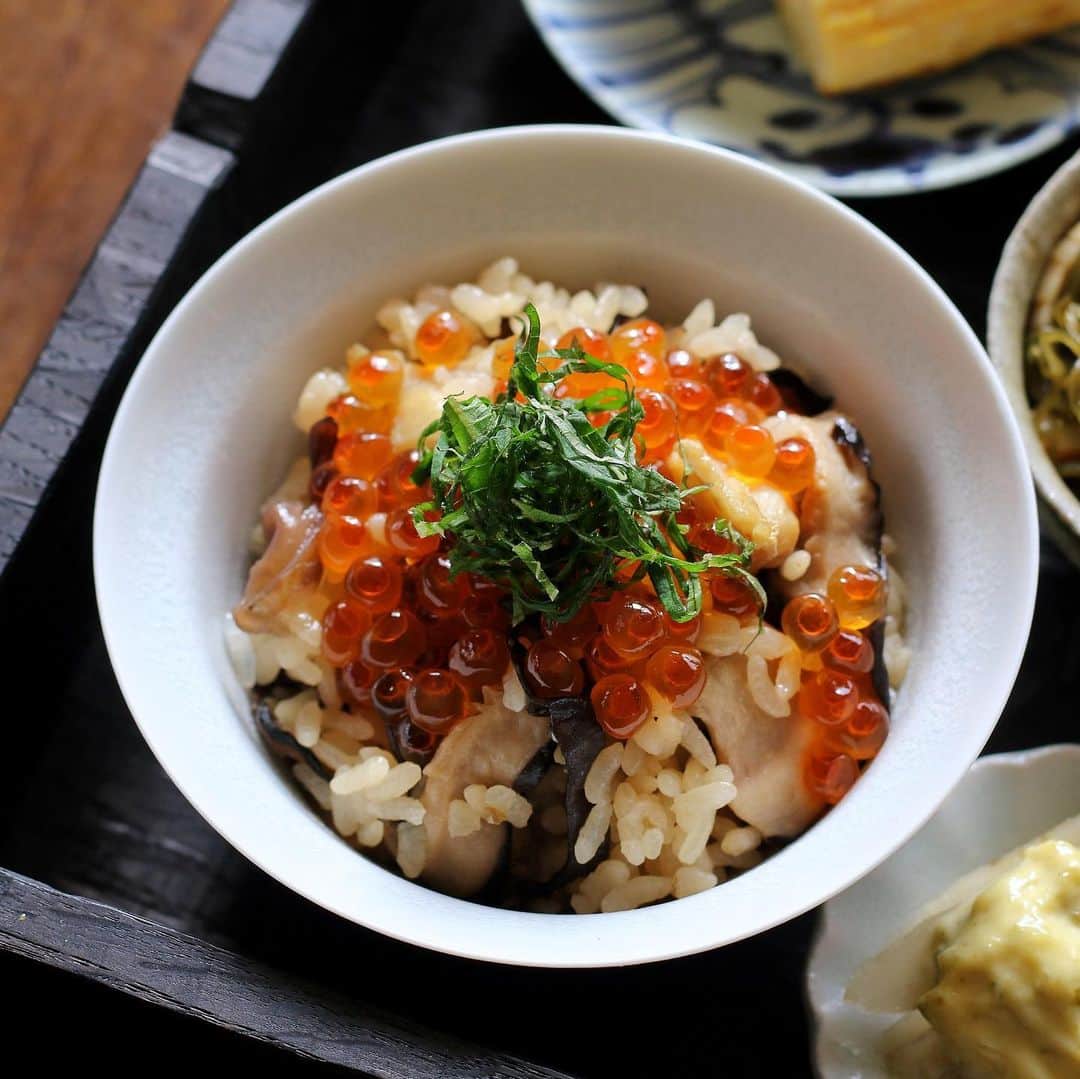 のん ◡̈*さんのインスタグラム写真 - (のん ◡̈*Instagram)「・ ・ #心はぐくむごはん ・ 菊芋と生麩の素揚げにお出汁をたっぷりと。 個性的な２つの食感に鰹だしが美味しい♡ ・ 鶏と椎茸の炊き込みご飯には コリコリのきくらげも入れて。 ・ 茸のすり流しはstaub様　@staub_japan 主催の 旬の味覚を愉しむ京料理講座にご招待いただき、 講師の「Another C」富永暖シェフより 伝授していただいた一品です。 ・ 濃厚な旨味が詰まったきのこペーストを作り 出汁でのばしてすり流しを作りましたが、 このきのこペーストそのものが さまざまなお料理の旨味調味料として使える 優れものなのでとても勉強になりました！ ・ なるべくシンプルに調理し、素材そのものを 生かし味わいたいと思っていますが 暖シェフ曰く、味をつけるのが洋食で 味を引き出すのが和食だと。 ・ 『 引き出す 』 この意識、私にはあまりなかったかも。 短い時間の中でもプロに教わる事は多く とても有意義な時間でした☺️ ・ ・ 鶏肉と銀杏のバターレモン山椒 生麩と菊芋の揚げだし 京芋と茸のすり流し クーブイリチー きくらげと椎茸と鶏の炊き込みご飯いくら添え だし巻き卵 だし牛蒡の柚子胡椒マヨ ・ ・ #心はぐくむごはん　←タグを共有していただきありがとうございます♡ 大切な人のために心を込めて作る愛情ごはんに タグをつけて参加してくださいね☺️ ・ ・ ・ ・ #のんうつわごはん #食育 #丁寧な暮らし #発酵食 #和食 #おうちごはんlover  #発酵パワーでのりきる霜月  #フーディーテーブル  #delimia #豊かな食卓  #朝ごはん #おうち和ごはん #一汁三菜 #和ンプレート #だし巻き卵 #すり流し #炊き込みご飯 #和食器 #うつわ #器 #うつわ好き #加藤祥孝 #心和庵 #中里博恒 #吉田崇昭 #落合芝地 #igersjp #onthetable #Instagramjapan」11月11日 20時10分 - non_la_non