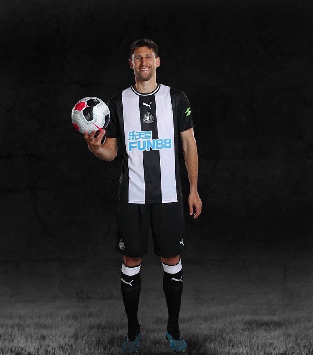 フェデリコ・フェルナンデスのインスタグラム：「Good morning !!! Buenos días!!! Buongiorno!!! ⚽️ @nufc @adidas」
