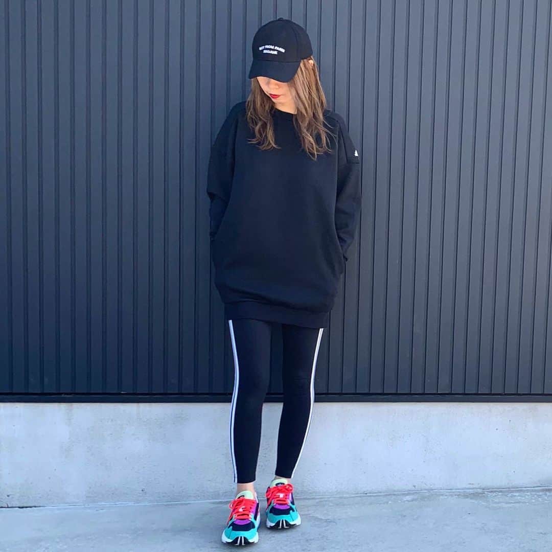 のインスタグラム：「#いつコ ☡✍ ・ ・ ブラックにカラフルスニーカー👟 💜❤💙💚💜💛💚💙❤ ・ ・ このトレーナーシンプルで可愛くてネイビーとイロチ買いしちゃった︎︎︎✌︎ ・ ・ 全身adidasな日🖤 ・ ・ ━━━━━━━━━━━━━━━」