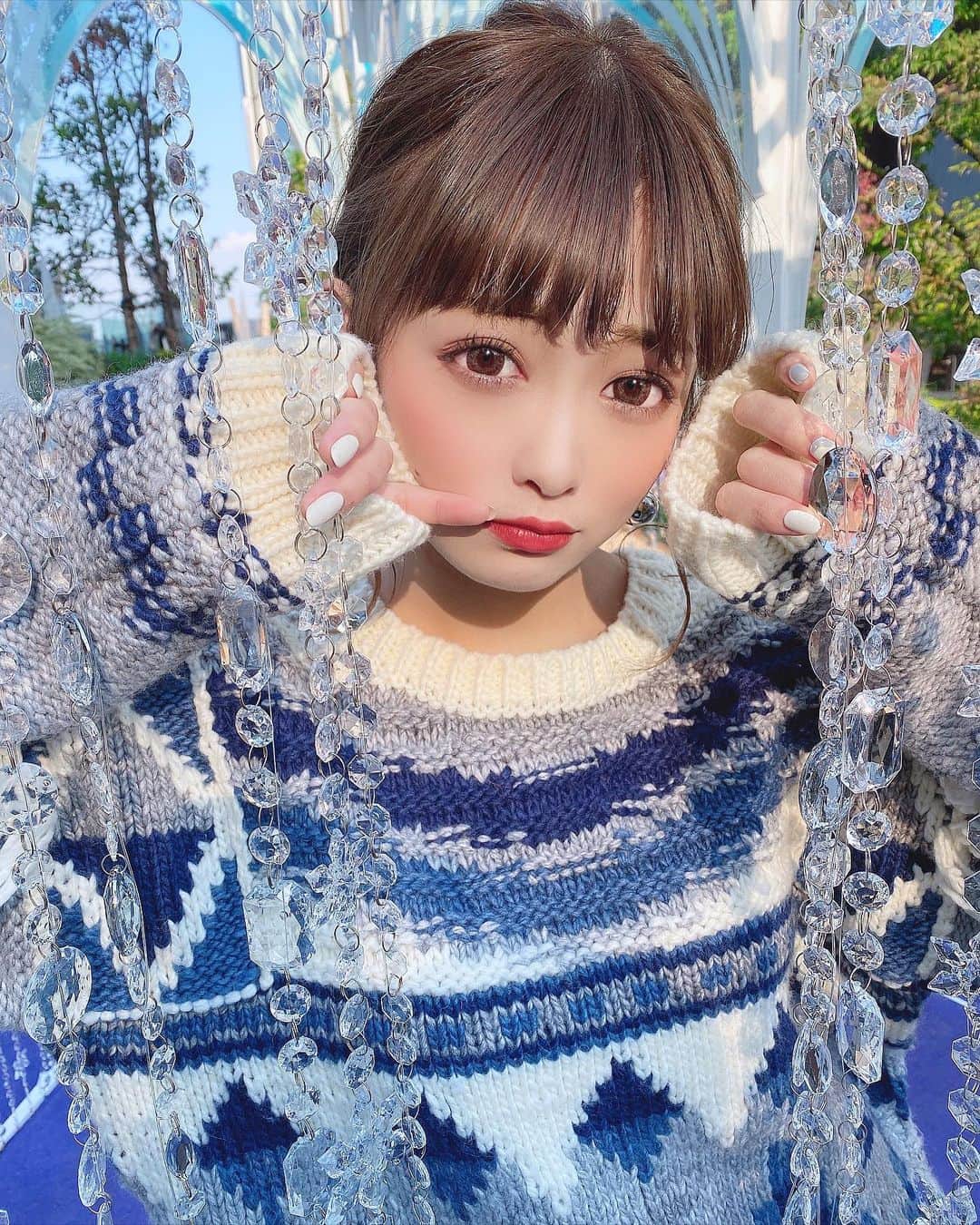 のインスタグラム：「﻿ ﻿ ﻿ キラキラ❤︎﻿ ﻿ NYはみんなのおすすめと﻿ 自分で調べたところで決まったんだけど﻿ LAのおすすめあったら教えてください🥺🙇🏻‍♂️💓﻿ ﻿ ディズニー以外で🐭❤︎﻿ ﻿ ﻿ knit〻 @ungrid_official ﻿ ﻿ 一目惚れしたungridのニット🧶﻿ 青ってなかなか選んでこなかったけど﻿ ネイルを青にしたとき、かわよ！！ってなって﻿ そっから青すきなんだ〜！﻿ ﻿ ﻿ そして今日は人生初の👀ケラチンラッシュリフトしてきた〜💓﻿ ずっとビューラーしてたんだけど﻿ NYのとき少しでもメイク楽にしたいなぁと思って﻿ 初めて挑戦したけど、なにこれ、良すぎん？💓﻿ ﻿ ぜっっったい楽やん。（笑）﻿ ﻿ この写真はまだビューラーだけど﻿ このあとストーリーに載せるねん👀💓﻿ ﻿ ﻿ #fashion #ootd #outfit #coordinate ﻿ #cosme #cosmetic #make #makeup ﻿ #hairstyle #haircolor #knit #tops ﻿#ungrid ﻿ ﻿ ﻿ 飛行機で✈️身体壊れませんように。特に腰。（笑）﻿ ﻿ ﻿ ﻿ ﻿」