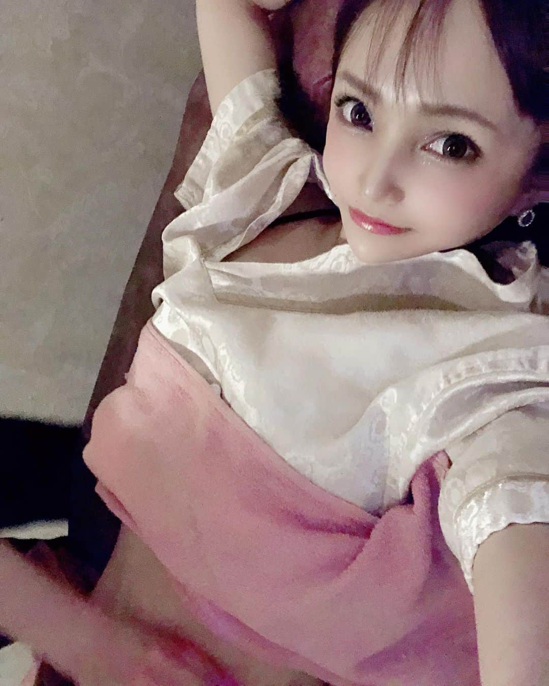 宇佐美あいりさんのインスタグラム写真 - (宇佐美あいりInstagram)「この前エステで気になってたハイパーナイフを初めてしてきた♡お腹から下半身🦵をしたんだけどなんと1回で浮腫みが取れてスッキリ痩せる✨温かくて気持ちいいしお尻も上がるしめっちゃよかった☺️担当の方も良い人でエステ2回くらいしかないし毎日食っちゃ寝で運動嫌いって言ったらびっくりされたwそれでこのスタイル良すぎる生まれもったものってwますますよくなりますと褒めてくれてやばい♡通いたい😻男女いけるのでみんなおススメだよ♡ @relarelamax  #ハイパーナイフ#渋谷エステ#渋谷フェイシャル#コルギサロン痩身 #エステサロン#pr #コラボベース#小顔コルギ#アロマリンパ#３Dキャビ痩身#リラマックス#エステ#女性エステ#男性エステ#最新#美容#美意識#スタイル#下半身#お腹#おへそ#お尻#脚#アロマ#気持ち良い#浮腫#肩凝り#痩せる#japanesegirl#followmme」11月11日 20時16分 - airi.usami_official