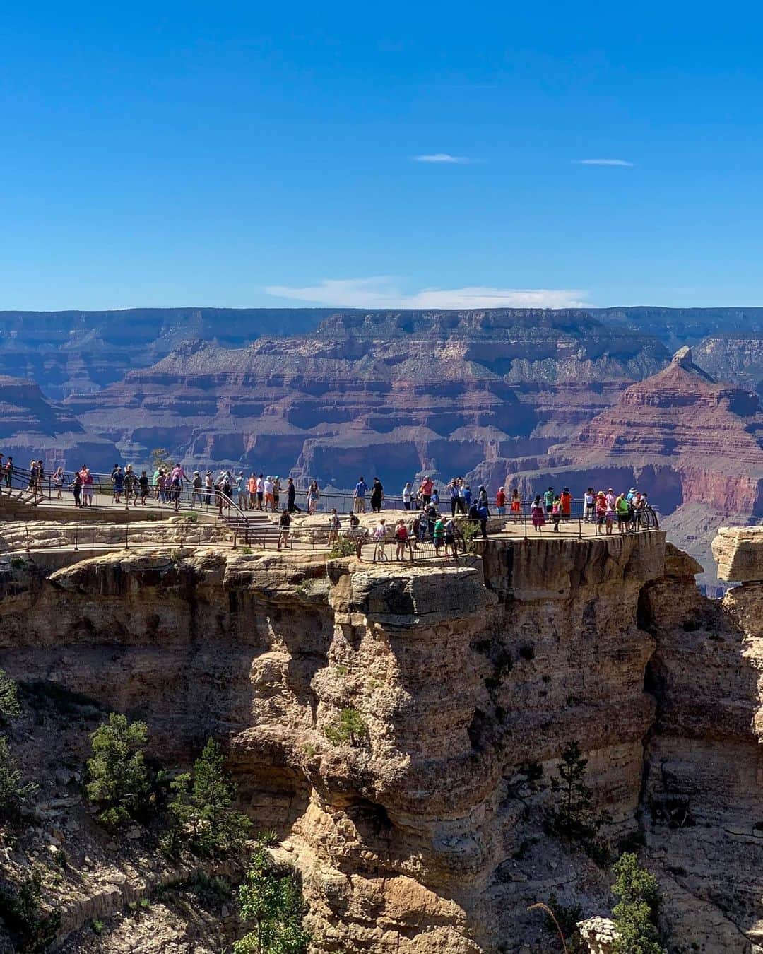 吉田夏海さんのインスタグラム写真 - (吉田夏海Instagram)「📍Grand Canyon. . 大自然の雄大さと絶景に感動した🥺✨✨✨ . 今見える地層は2億5千年前のものらしいよ😳 . 最深部は20億年前らしい💡 . 自然でできたものだと思うと本当に凄いよね💭 . ほんとねずーっと見てられる🌏 . また必ず行きたい場所🔥 . #grandcanyon #trip #travel #グランドキャニオン」11月11日 20時18分 - natsumiiiiiiiiiii