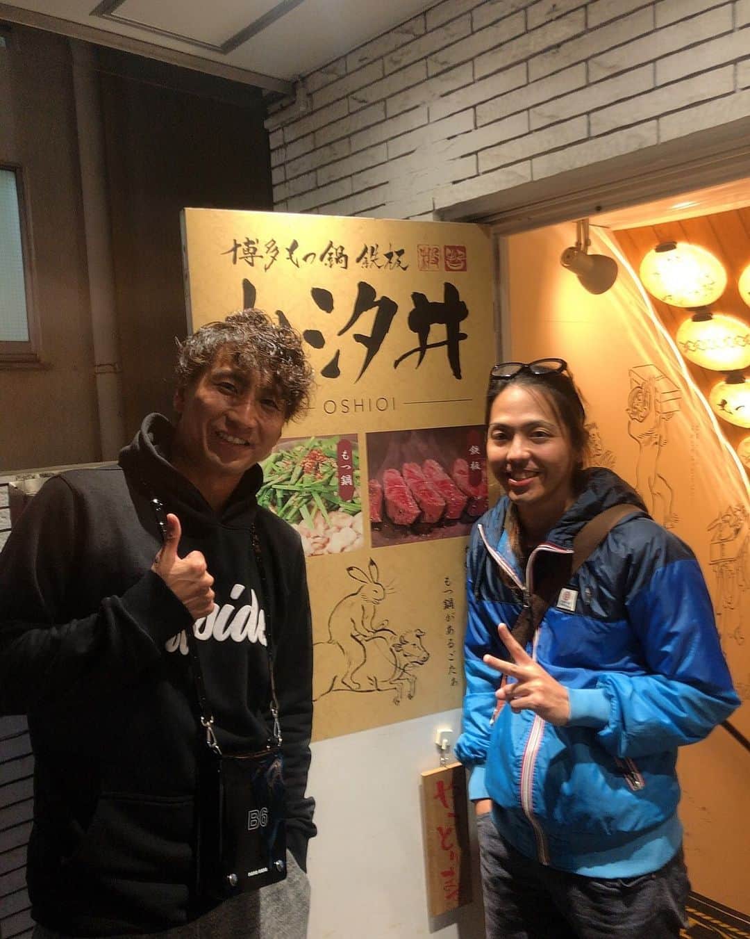 のインスタグラム：「お久しぶり過ぎる。  なかなか会えず… 会いたい会おうと言い合い… ようやく会えた…  My soul brother.  4時間近くぶっ通しでお喋り あんな事やこんな事… 真面目な話からくだけた話まで 振り幅は大きく笑 全く異なる人生を歩んできたのに 気が合うのなんのって笑  話が途切れる事もなく… 終わりの時間がきました笑  そして… 時間が足りん という結論に笑  定期的に会わんとあかんな^_^  #平井翔馬 #心許せる友 #86 #華の86世代 #歳とったら近くに住みたいね #将来のんびり過ごしたいね #やっぱ #人との繋がりは大切だ #頑張ろう と思わせてくれる #まだまだもっともっと頑張ろう #定期開催希望 #まだまだ会いたいひとたくさんいる #どこでもドア #欲しいと切に願う #33歳でありました #現場からは以上です🙏」