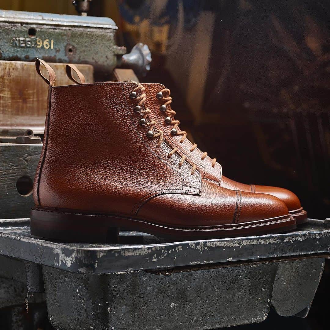 のインスタグラム：「Top 5 Men’s Grain Styles - With the winter months drawing in, there is nothing more perfectly suited than a pair of Grain leather shoes or boots to style yourself through the season. . Swipe up in our story to read the article. . #crockettandjones #madetobeworn #top5 #grainleather #coniston」
