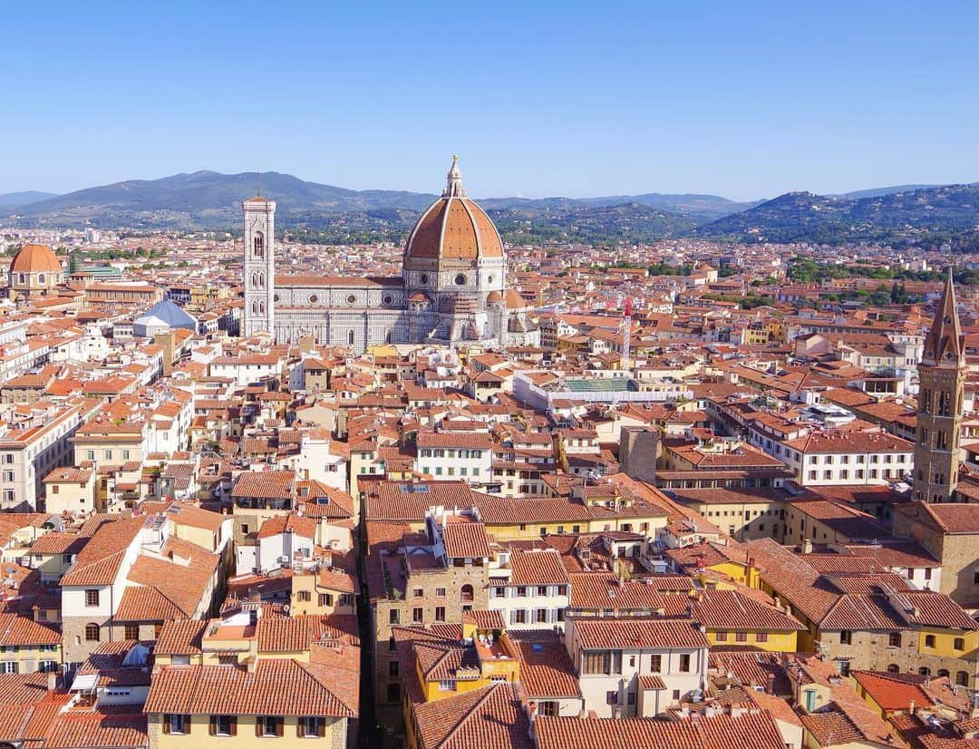 田島知華さんのインスタグラム写真 - (田島知華Instagram)「【Italy🇮🇹Firenze】 映画「インフェルノ」にも出てくる、 ヴェッキオ宮殿から眺めるフィレンツェの景色が好き。 ヴェッキオ宮殿のアルノルフォの塔からは ドゥオーモ、ジョットの鐘楼、フィレンツェの 良いところ取りな景色を堪能することができます。 2012年から一般公開されていて人気のスポット。 朝一番がおすすめです！  フィレンツェではホテルで自転車を借りて 街中をサイクリング🚲 ミケランジェロ広場など 離れた場所へ行くにも便利だし、 アルノ川沿いは舗装されているから走りやすい！ 地下鉄がない街なので、 滞在中ずっと歩くのが辛ければ1日借りるのも◎ Copyright © TAJIHARU  PENTAX K-1 MarkⅡ HD PENTAX-D FA 28-105mmF3.5-5.6ED DC WR DJI Osmo Pocket _ #たじはるトリップ #TAJIHARU_italy #イタリア #イタリア #フィレンツェ #ヴェッキオ宮殿 #ヨーロッパ #女子旅 #旅ガール #カメラ女子 #イタリア旅行 #italy #firenze #vecchio #palazzovecchio #europe #igerseurope #igersitaly #topeuropephoto #topitalyphoto #visititaly #visitfirenze #wonderful_places #beautifuldestinations #beautifulplace #earthpix #discoverglobe #discoverearth」11月11日 20時23分 - haruka_tajima