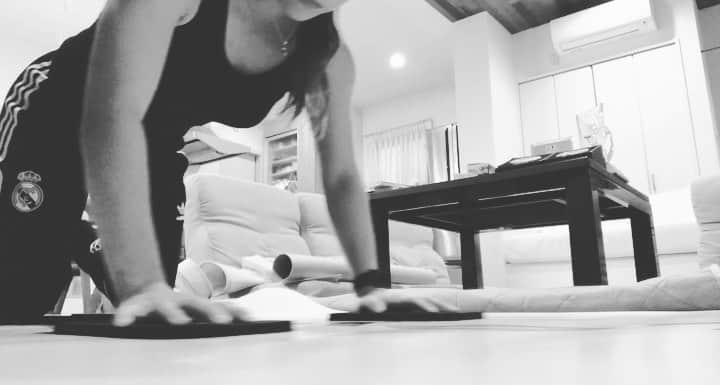 のインスタグラム：「__________________________________ 少しだけトレーニングしたい時 柔軟性が無くなってきた時など トレーニングでもストレッチでも使える万能な道具🙋‍♀️✨ 私の体幹はflowinのおかげ😭 気になる人は体験も出来るみたいなのでチェックしてみてね👍 冬は#flowin トレーニングで追い込むぞ💪🔥🔥🔥 @cuore_flowintraining  @cuore__official  @cuoreone  _________________________________ #flowin  #flowintraining  #flowinwomen #体幹トレーニング #自宅トレーニング  #cuoreone」