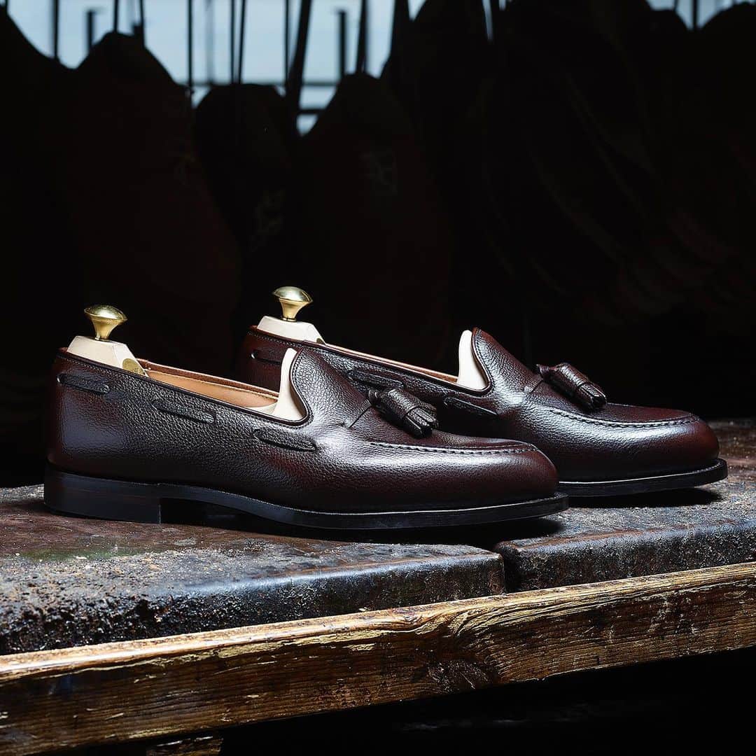 のインスタグラム：「Top 5 Men’s Grain Styles - With the winter months drawing in, there is nothing more perfectly suited than a pair of Grain leather shoes or boots to style yourself through the season. . Swipe up in our story to read the article. . #crockettandjones #madetobeworn #top5 #grainleather #cavendish」