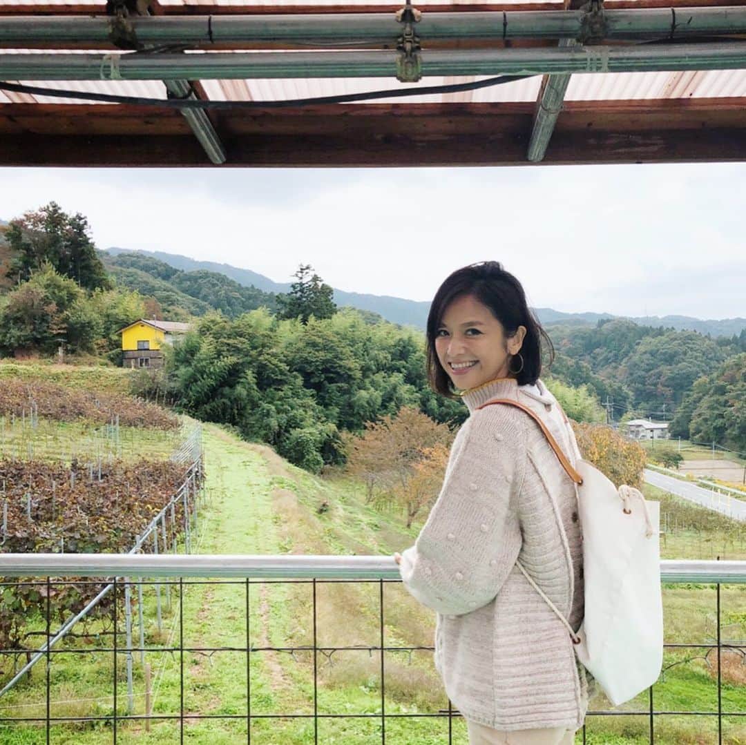 原田沙奈子さんのインスタグラム写真 - (原田沙奈子Instagram)「先月、福島を訪れたのはプロジェクト（その名も #みんなのプロジェクト ）に参加させてもらう為で福島の今を自分の目で見て学び、福島の方の声を聞かせてもらうという貴重な体験。 台風の影響もまだ残る中、福島の皆さんは「よく来てくれた、本当にありがとう」と大きくて優しい笑顔で迎えてくださった。 「震災の話をするとまた泣いちゃうけどお話聞いてください」と丁寧にご挨拶されてからご自身の事を話してくれる。 想像だけしか出来ない私も身体が震える。 自分の身を削って経験した事、そこからどれだけの努力を重ねてきているかという現実を皆さんのおかげで私は知ることができた。 そして出逢えた方々みんな明るくよく笑ってくれた。 私はあの笑顔の裏にある、とてつもない努力や労力や人間の強さも多くの人に伝えたいと思った。  自分に何ができるんだろ…と悶々とされている方がいたら、是非！福島へ遊びに行ってみてください。 地元の方が言ってました、台風や震災の影響で福島に来て楽しんでくれる人がいなくなるのはとても悲しい、と。 素晴らしい景色も温泉も美味しく新鮮な食材も豊富で、なにより温かく元気で優しい方（面白い方も！）がたくさんの福島。 夜に、林檎狩りやライトアップされた果樹園でのディナーも幻想的でなかなか体験できない楽しさ。 次回は食の安全性についても書きたいなーと思います。 伝えたいことまだまだ、たくさん！ #福島県#fukushima#福島の今#ふくした農家の夢ワイン#仁井田本家#まるせい果樹園」11月11日 20時26分 - sanakoharada