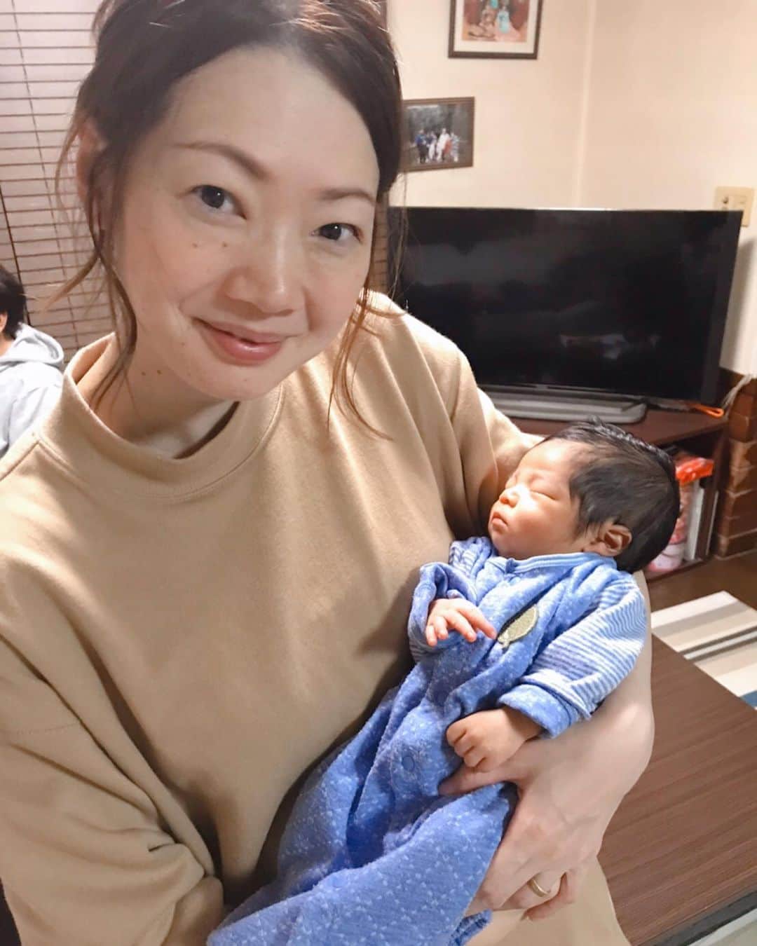 井上香織さんのインスタグラム写真 - (井上香織Instagram)「2019.11.11 ・ @asukabob 明日香の3人目ベビちゃんに会いにおうちへ🏠 新大くん初めまして✨ ちっちゃすぎて抱っこしているのか分からないくらい。 新生児ってずーっっと抱っこできるー😍 ・ #同級生 #赤ちゃん #出石 #癒された」11月11日 20時27分 - kaorin888