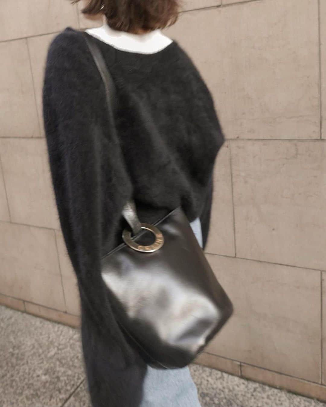 JUNNAのインスタグラム：「Vintage Celineのbagが主役の日。 たまにはbagからコーディネートを組んでみる。  お気に入りのバナナデニム🍌👖に合わせてみた。 #エトレサルエルデニム  このbagみんなに、何処で入手したか聞かれまくるのでシェア。  代官山の @hedy_japan 素敵な出会いがありそう！と、近くによるとついつい覗いちゃうお店😉 ・ ・ ・ #Hedy #Hedydaikanyama #vintage #celine #celinebag #セリーヌバッグ #セリーヌ #ヴィンテージ #代官山」