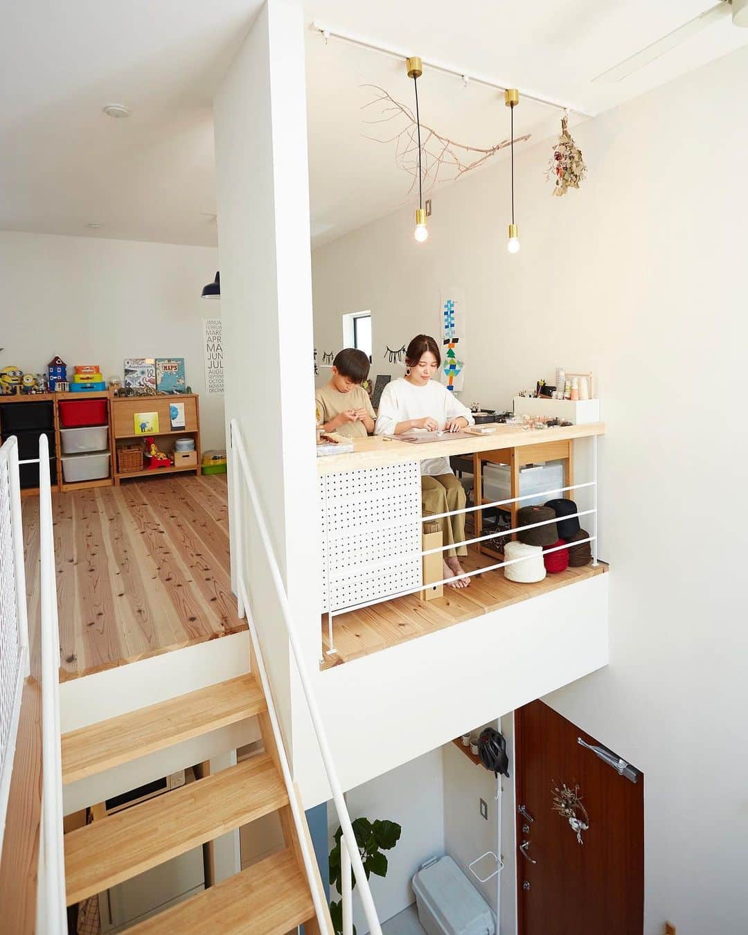 D'S STYLEさんのインスタグラム写真 - (D'S STYLEInstagram)「. 家をおしゃれに住みこなそう そう着こなしと同じように ----------------------- ☞ more… @dsstyle ----------------------- https://www.d-s-style.com . 🍟D’S STYLEのサブアカウント こちら☞@ds_picks . 🚪豊中モデルハウス特設アカウント こちら☞ 📍 @dsstyle_toyonaka . 🚪青葉台モデルハウス特設アカウント こちら☞ 📍 @dsstyle_aobadai . 🚪箕面モデルハウス特設アカウント こちら☞ 📍@dsstyle_minoh . 🌵D’S STYLEのLINE公式アカウント こちら☞ @dsstyle_line . #dsstyle#ds#ディーズ#ディーズスタイル#新築一戸建て#マイホーム#土間#自然素材#我が家#シンプルインテリア#土間のある家#インテリア#部屋#空間#丁寧な暮らし#ていねいな暮らし#暮らしを楽しむ#シンプルな暮らし#インテリア雑貨#お気に入りの場所#無垢床#こだわりの家#家づくり#おうち#くらし#自然素材の家#住宅#家#二階#吹抜け」11月11日 20時42分 - dsstyle