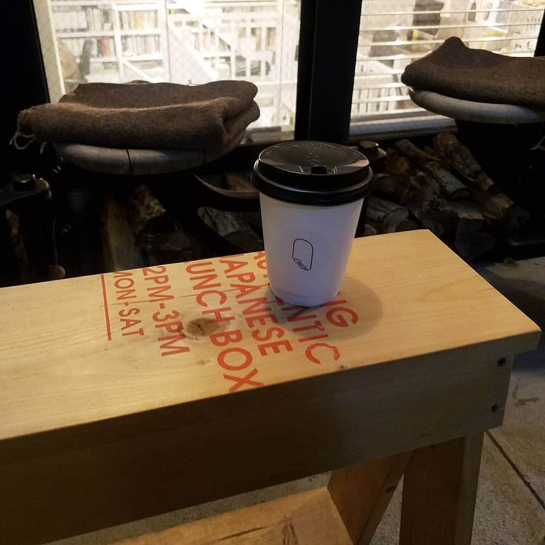 のインスタグラム：「束の間の癒し☕ リフレッシュまであと少し  #chopcoffee#chopcoffeeomotesando#omotesandocafe#tokyocafe#hazelnutlatte#表参道カフェ#ヘーゼルナッツラテ#休憩#日々の暮らし#日々のこと」