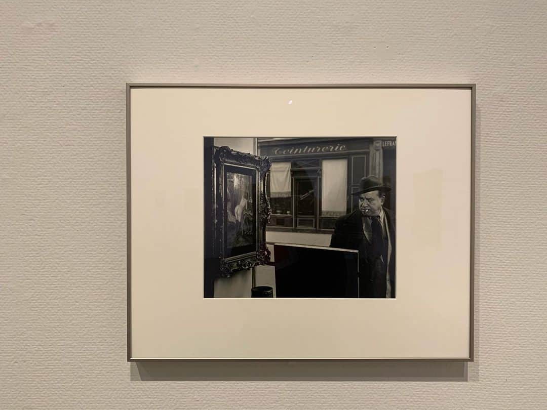 和田彩花のインスタグラム：「ロベール・ドアノー﻿ Robert Doisneau﻿ ﻿ 〈ヴィトリーヌ、ギャルリー・ロミ、パリ〉より﻿ From Vitrine, Galerie Romi, Paris Series﻿ ﻿ 1948」