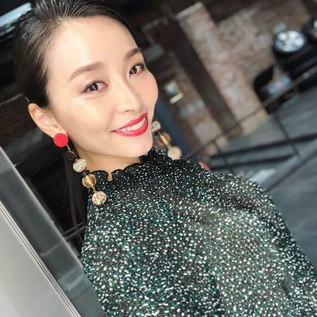 のインスタグラム：「U-FES Girls in大阪🥂 入りが早かったから4時間くらい永遠とメイクしてた気がする😂 ベースは @narsissist のクッションファンデーション、アイは @bobbibrownjapan のリュクスジェムズアイシャドウパレット（限定）、リップは @suqqu_official 💄 衣装に光り物が無かったから、目元をぎらんぎらんに輝かしてみたよ。ポイントの赤に合わせて唇も赤に🌹久しぶりの赤リップ、気持ちがシュッとする！ #UFES #今日のメイク」