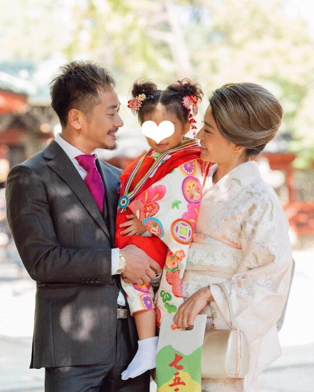 山中美智子さんのインスタグラム写真 - (山中美智子Instagram)「七五三 🍁  もうそんな歳になるなんて✨ 子供らしく元気に来月３歳を迎えます♡  はやいなあ🤭  お着物は迷いに迷って、娘に何色がいい？って聞いたら、レインボーがいい🌈💕ということで…  カラフルなお着物を選びました✨  いつもおちゃらけで、おしゃべりは達者！でも時々恥ずかしがりで、最近は泣いてる子に大丈夫？と声をかけにいく。私にお化粧してくれたり、キラキラカラフルな宝物を集めて、ぬいぐるみを大好きと言って抱きしめる🧸  元気いっぱいに育ってくれて、ママ本当嬉しい😆  小さな頃は一瞬、いっぱいお話して　色んな所に一緒に行こうね♡  目をキラキラさせて、うわーぁ🤩って言うあなたが大好きです😘」11月11日 20時37分 - alexiastam1988