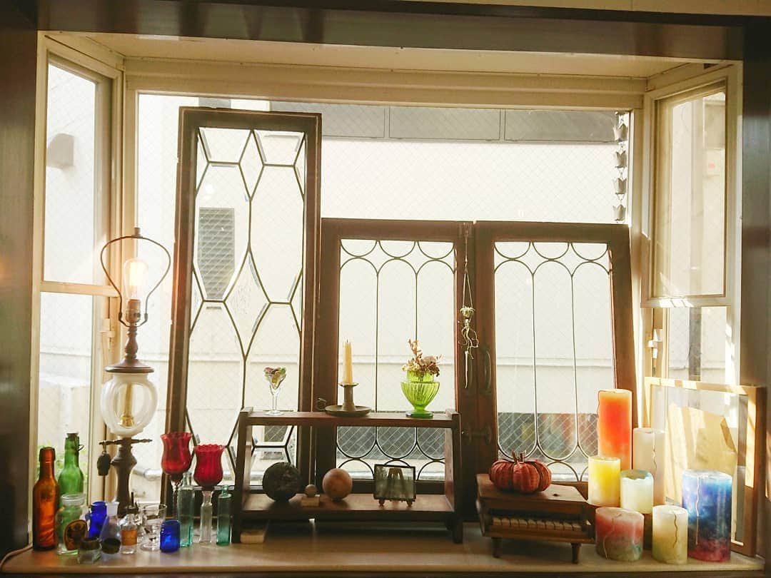 nest hairsalonさんのインスタグラム写真 - (nest hairsalonInstagram)「. ここのところ いい日射しが... なんて思ってたら 夕方から雷と雨。。 気持ちのいい秋晴れは短い。  このまま冬はちょっとさみしい。。 #横浜美容室#ヘアサロン#ヘアエステ#美容室#インテリア#アンティーク#アンティークインテリア#出窓#横浜#横浜元町#元町#石川町#nest#nesthairsalon#スタッフ募集#アシスタント募集#スタイリスト募集」11月11日 20時38分 - nest_hairsalon
