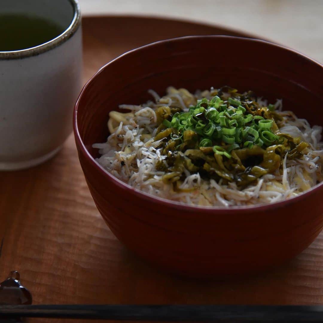 めがねとかもめと北欧暮らしさんのインスタグラム写真 - (めがねとかもめと北欧暮らしInstagram)「高菜としらすのマヨ醤油ごはん😋 ・ 今朝は思いっきり寝坊した私。 夜更かしした罰😑 ・ とにかく朝ごはん！！ ってことで、のっけただけのズボラ飯😅 ・ 意外にも好評で、時間のない中私もしっかり食べました！ ・ ズボラ飯に慣れると朝寝坊も何とかなる　笑 ・ 簡単レシピはブログでご紹介しています。 @mi1341 ←プロフィールのURLからブログへ飛べます。 ・ 是非ご覧頂けたら嬉しいです😆 ・ #めがねとかもめと北欧暮らし#朝ごはん#朝のせごはん#朝食#簡単レシピ#簡単ごはん#ズボラ飯#ズボラレシピ#しらす#高菜#マヨ醤油#cooking#cookingram ・」11月11日 20時39分 - mi1341