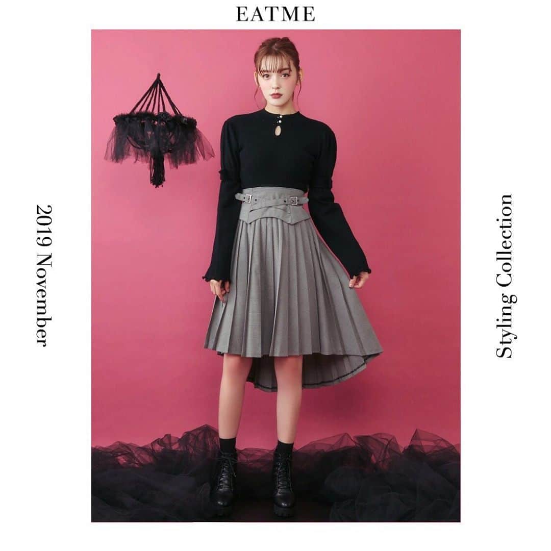のインスタグラム：「11.11 update… #EATME #NOVEMBER #LOOK #COLLECTION #📖 #VINTAGEAFTERNOONTEA @maotin1019  身長🚺:169cm トップス、スカート➡︎発売中 ブーツ➡︎11.12再入荷予定 ソックス➡︎参考商品 . ベルトスリーブニットトップ（ #TOP ） ¥9,000（＋tax） COLOR🎨:BLK.PNK.BLU SIZE📐:FREE . 2WAYベルテッドプリーツスカート（ #SKIRT ） ¥11,800（＋tax） COLOR🎨:MIX.PNK.BLK SIZE📐:S.M . チャンキーヒールショートブーツ（ #BOOTS ） ¥13,880（+tax） COLOR🎨:BLK.PNK.MIX SIZE📐:S（22.5cm) M（23.5cm）、L（24.5cm） . #EATME_COLLECTION #EATME #eatmejapan #イートミー #fetishmode #2019aweatme #2019aw  #益若つばさ #tsubasamasuwaka #fashion #styling #japan #tokyo #harajuku #原宿 #instagood #like4like」