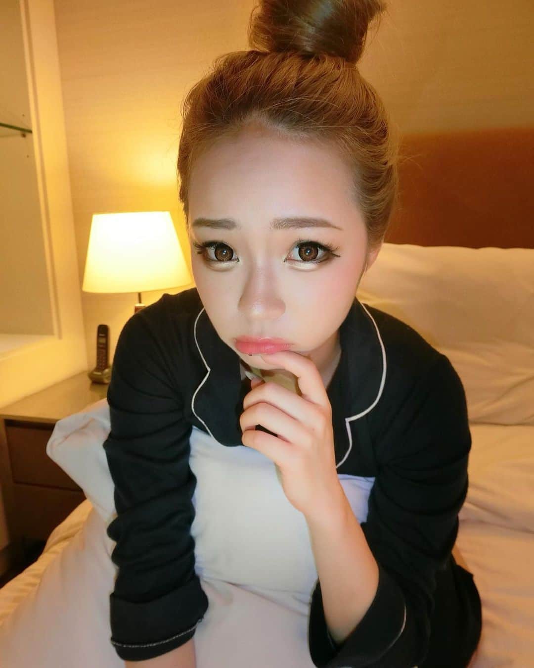 のインスタグラム：「あざとめのおやぷみ🥺💋 . でもね、ほんとに、 昔っから不眠症で悩みなんだけど、 最近はそれに増して怖い夢ばっかりで、 2日連続金縛りにあいました。。 . いい睡眠を取りたいなあああ🥺🥺 . . あ！ 決して病んでるわけでわないよ！ 毎日すっごく幸せ💓💓💓💓💓💓 . . 今日こそは、しっかり寝れますように🥺🌟 . . . #cyberjapan #cjd_kei #cjd #サイバージャパン #サイバージャパンダンサーズ」