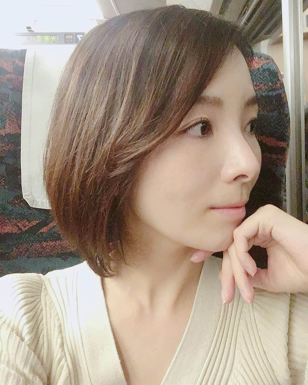 永峰絵里加さんのインスタグラム写真 - (永峰絵里加Instagram)「On my way to the next shooting🚄🌝 ・ 仕事のため新幹線で移動した日。 ひとりの夜は久しぶりだった。 なんだかそわそわしちゃったな〜。 ・ 今回は2児のママ役👧🏻👦🏻 ・ 出来上がりが楽しみです^ ^ ・ ・ ・  #erikanagamine #instatoday #actresslife #actorslife #shinkansen #onmyway #perfil #前乗り #移動中 #久しぶりの #新幹線で #わくわく #働くママ #ワーキングママ #2児のママ #最近多い」11月11日 20時50分 - erikalmaz