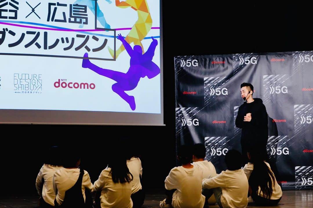 Shingo Okamotoさんのインスタグラム写真 - (Shingo OkamotoInstagram)「『ドコモ5G』渋谷〜広島をつないでダンス遠隔授業！﻿ という新しい試みに参加させていただきました。﻿ ﻿ ﻿ ﻿ 渋谷から広島へダンスのウェーブ繋げてみたり、4D動画で360度から見て僕の振付を練習したり、生徒が作った振付も披露しました。（どちらもかっこよかった！）﻿ ﻿ 最後には2分間の作品を渋谷と広島で一緒に披露しました！﻿ ﻿ 映像や音楽の遅延がないので、踊りのズレもなく同じ場所で一緒に踊っている感覚で、ダンスが好き！という気持ちまで離れていても共有できて感動でした。﻿ ﻿ ﻿ 今後5Gがいろんな現場で活かされていくと思うと楽しみです！﻿ ﻿ 貴重な時間をありがとうございました！﻿ ﻿ ﻿ ﻿ ﻿ #渋谷広島5G﻿ #docomo」11月11日 20時43分 - shingookamoto