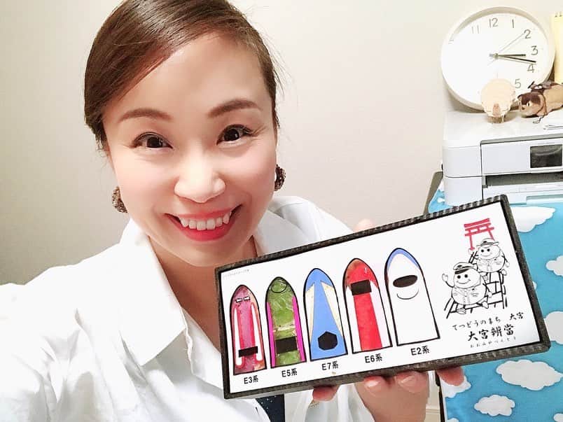 女子アナ47のインスタグラム：「こんにちは🌟﻿ コミュニケーションモンスターこと、アナウンサーの池田麻里子です！﻿ ﻿ 大宮、鉄道の街なんです！！！﻿ 鉄道博物館など鉄道好きにはたまらないスポットもあるんです✨﻿ ﻿ そんな大宮の駅弁として大宮辧當（おおみやべんとう）が発売されたんです🚄﻿ ﻿ 彩も豊か、味もとっても美味しいので見かけたらぜひ食べてみてください！﻿ ﻿ #女子アナ47 #47発信プロジェクト #アナウンサー #フリーアナウンサー #女子アナ #地方創生 #地方創生アナウンサー #司会 #司会者 #埼玉 #埼玉観光 #埼玉グルメ #大宮グルメ #大宮駅 #大宮 #鉄道博物館 #鉄道の街 #鉄道の町大宮 #駅弁 #駅弁フェア #駅弁当 #大宮鉄道博物館 #鉄道博物館大宮 #旅行好き女子 #日帰り旅行 #日帰り旅行🚗 #おでかけスポット」