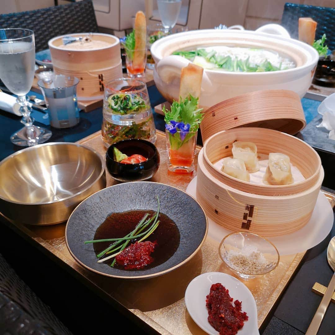 のインスタグラム：「とっても楽しみにしていたお料理教室..💕 センス溢れまくりの素敵なテーブルコーディネートがお出迎え❤️ 大好きな韓国料理を学びました✨タッカンマリが自宅で作れるなんて...💕 メニューはもちろん、アレンジ方法を惜し気もなくたくさん教えていただけて感激～❤️ どれも美味しすぎて感激～💕 帰宅して早速作りました😘 来客も増える季節✨たくさん作りたいと思います❤️ #お料理教室　#韓国料理教室 #韓国料理大好き　#アレンジレシピ　#タッカンマリ @le.cocon_4」