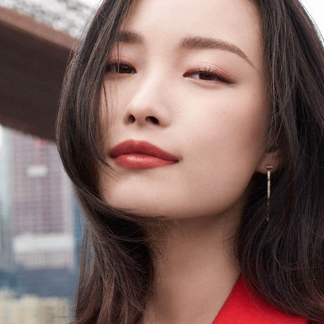 のインスタグラム：「Treat yourself to Ni Ni's #LuxeLip look for less. Order today for 20% off all orders, plus a complimentary lip trio—curated by you—with any $65+ order on bobbibrown.com.  @CaptainMiao Wears: Luxe Shine Intense Lipstick in Claret  #bobbibrown #luxelip #lipstick #1111 #singlesday #sale #NiNi」