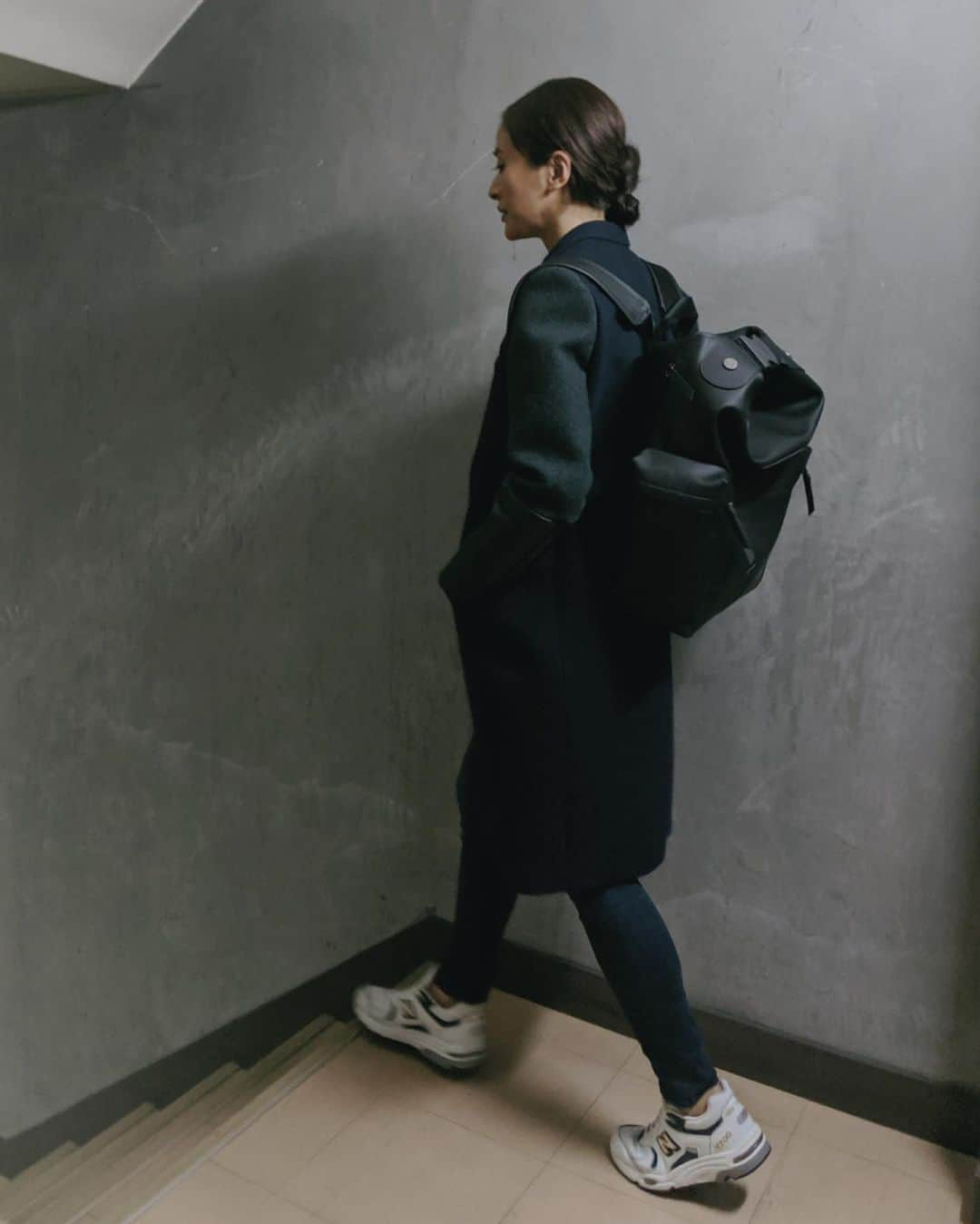 Yoshiko Kris-Webb クリス-ウェブ佳子さんのインスタグラム写真 - (Yoshiko Kris-Webb クリス-ウェブ佳子Instagram)「I have never traveled with one backpack... someday. #HunterOriginal 🌏 「知識が増えると荷物が減る」とは言うけれど、まだまだ…。 いつの日かリュックひとつで旅に出よう！  #HunterGinza で見つけた大人なバックパックはウォータープルーフ。PCを持ち歩き、スーパーからの帰り道には両手が塞がる私は今更ながらバックパックの便利さに感動してます✨」11月11日 20時53分 - tokyodame