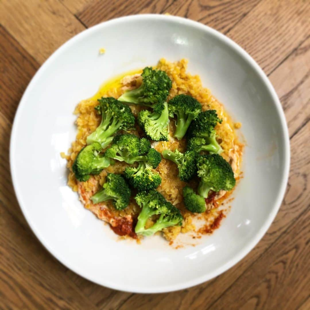 レイチェル・クーさんのインスタグラム写真 - (レイチェル・クーInstagram)「L U N C H 🥦🥦🥦 Big dollop of humous with spicy sundried tomatoes, red lentils and then steamed broccoli with a drizzle of EVOO on top. Really craving this after all the heavy dishes recently. . . . . . . . . . . . . . #vegan #rachelkhoo #rachelkhoorecipe #veg #meatlessmondays #intuitiveeating #lentils #broccoli」11月11日 20時53分 - rachelkhooks