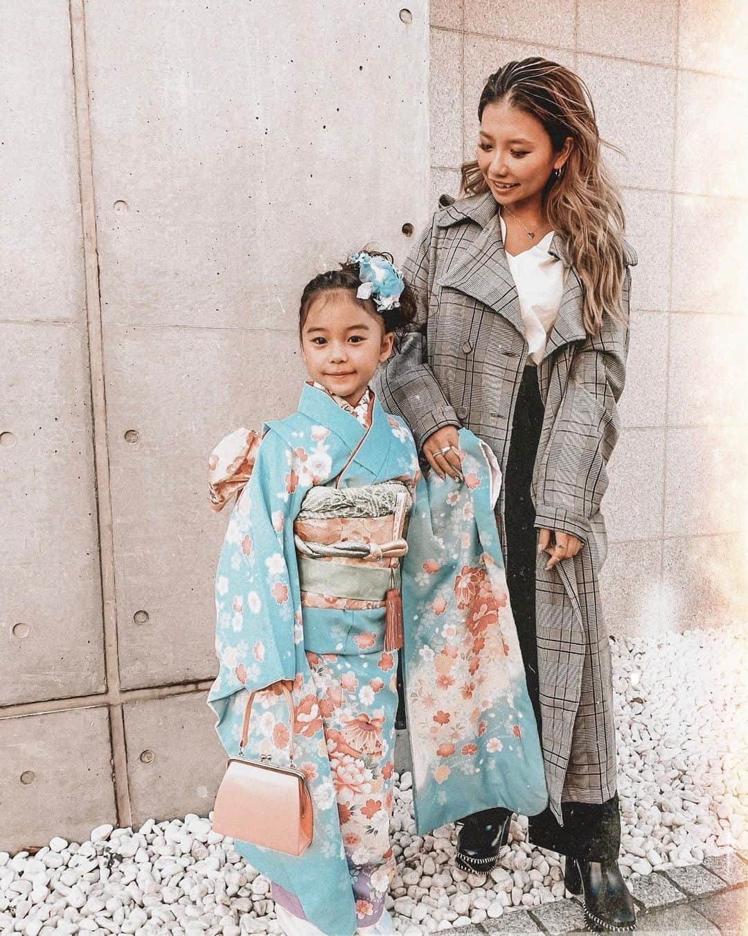 ✷kana✷のインスタグラム：「🍁 . . 7歳の七五三も無事に終えることができた！ 最後だし、できれば親子で 着物きたきったな〜、、 . 最後の写真は前撮りの時のだよ❤︎ ラプンツェルコラボの可愛かった🏵👘 . . #七五三#7歳七五三#七五三7歳#着物#七五三ママ#成長記録#七五三前撮り#七五三ヘア#キッズヘアアレンジ#親子写真」