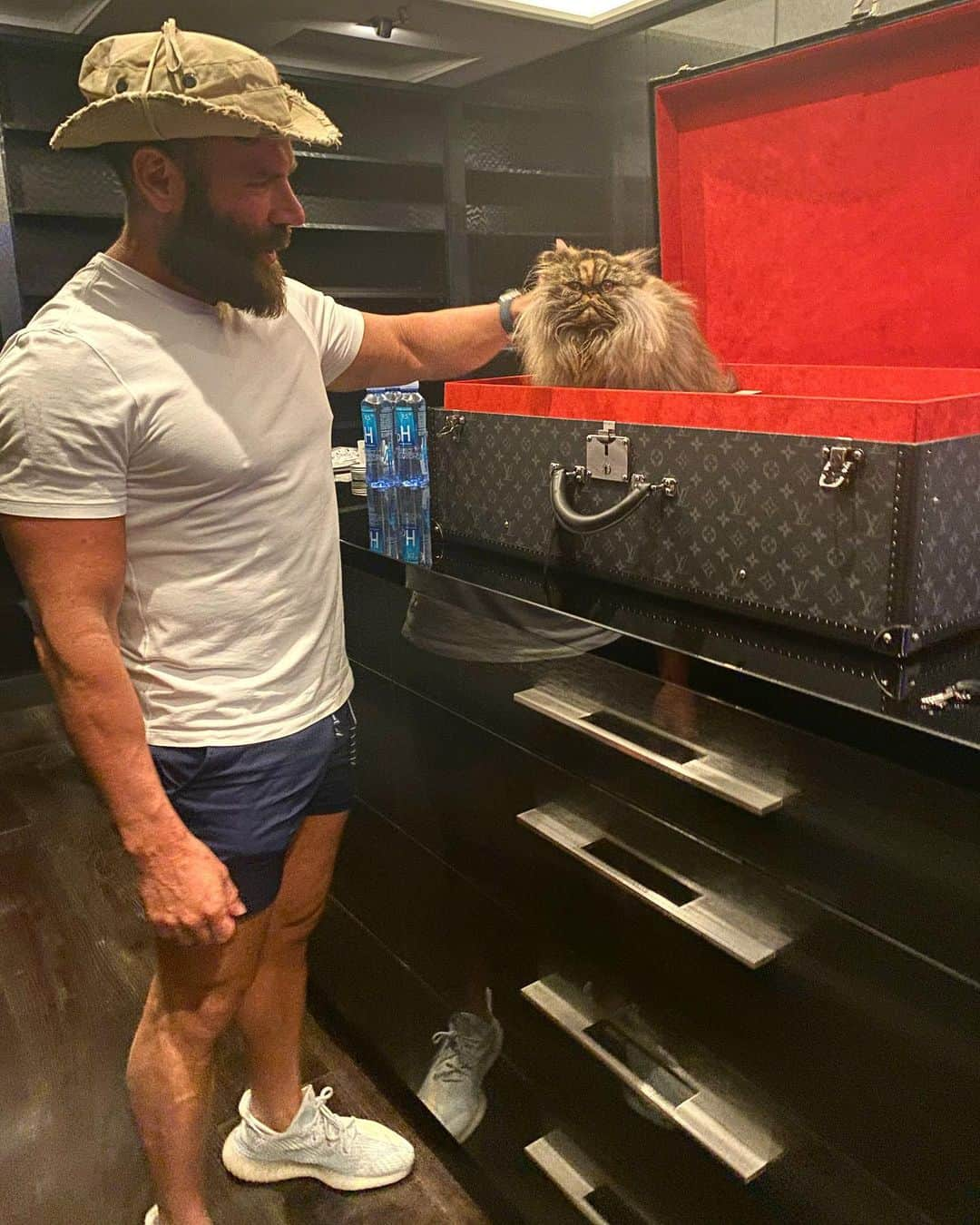 ダン・ビルツァーアンさんのインスタグラム写真 - (ダン・ビルツァーアンInstagram)「Cat got new litter box」11月11日 21時08分 - danbilzerian