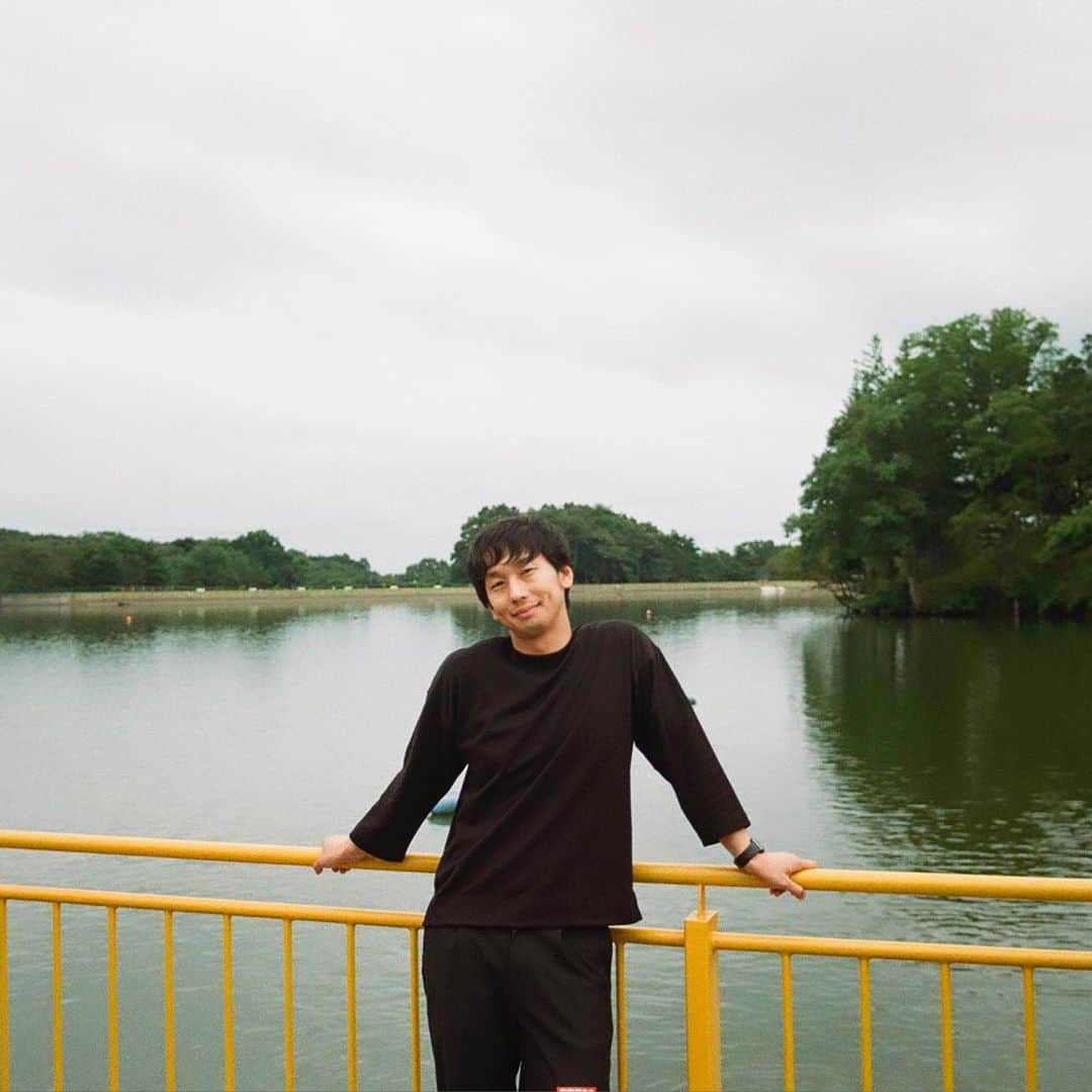 大川竜弥のインスタグラム：「大好きなフォトグラファーのフジイセイヤさん @seiyafujii に撮ってもらいました。また那須りんどう湖レイクビューいきたい。﻿ ﻿ #analog #analogfilm #film #filmphotography #portrait」