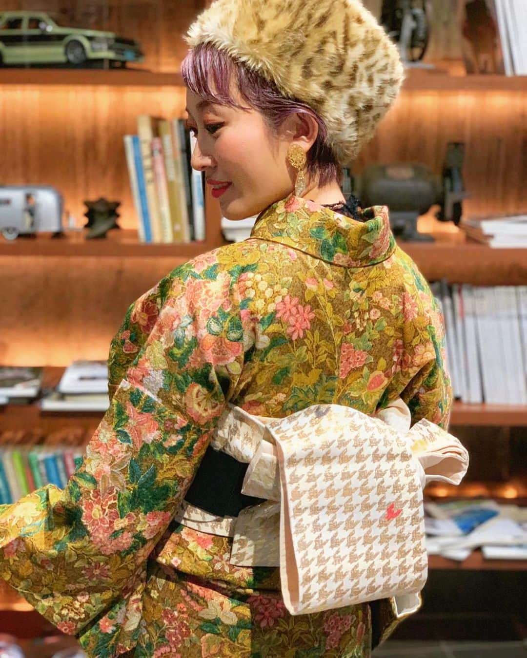 くまみきのインスタグラム：「u-fesの衣装、いつもはお洋服だったんだけど今回初めて着物コーデにしました👘✨﻿ ﻿ いままでのイベントも何度か着ようか迷ったんだけどひとりだけ着物はなんかアレかしらとか荷物量やばいかなとか勝手に色々考えちゃって我慢してて、夏の #ufes の時に浴衣で来てたお客様達をみてなんで私は我慢してるんだろう！着たいじゃん着なきゃーって背中を押してもらいました☺️💗笑﻿ ﻿ イベント会場の雰囲気に合わせてコーデ考えたんだけど良い感じにマッチして良かった☺️💗﻿ ﻿ 次回は2月の仙台！どんなコーデにしようかな☺️💗💗💗﻿ ﻿ #着物コーディネート #着物コーデ #和洋折衷 #着物生活 #ジーライオンミュージアム #kimono #kimonostyle」
