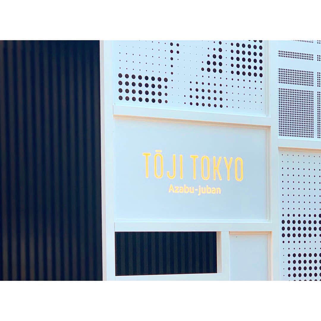 中田奈沙さんのインスタグラム写真 - (中田奈沙Instagram)「TOJI TOKYO Azabu-Juan♨️ @toji_tokyo_azabujuban 麻布十番にOPENしたばかりの ミネラルチャージとデトックスを 同時にできる湯治スパへ✨ * TOJIとは… 治療目的として使われていた湯治を ヘルスケアのツールとして ライフスタイルに取り入れられたもの。 暖かいミネラルミストを全身に浴びて、 汗をかいてデトックスしながらも 健康や美容に必要なミネラルをチャージ。 * 家のお風呂でも、サウナでも汗をかいて デトックスするのが大好きな私にとって、 同時にミネラルがチャージできるなんて 一石二鳥どころではない喜び😍 館内もオシャレでリラックスできる とっても素敵な空間で、 またすぐにでも行きたい🥰❤️ * * #TOJITOKYO #toji #azabujuban #minerals #detox #diet #relax #spa #health #beauty #tokyo #esthetics #healing  #麻布十番 #湯治 #ミネラル #発汗 #代謝アップ #健康 #美容 #リラックス #デトックス #スパ #ダイエット #エステ #滝汗 #世界初 #東京 #癒し」11月11日 21時03分 - nasa_nakada