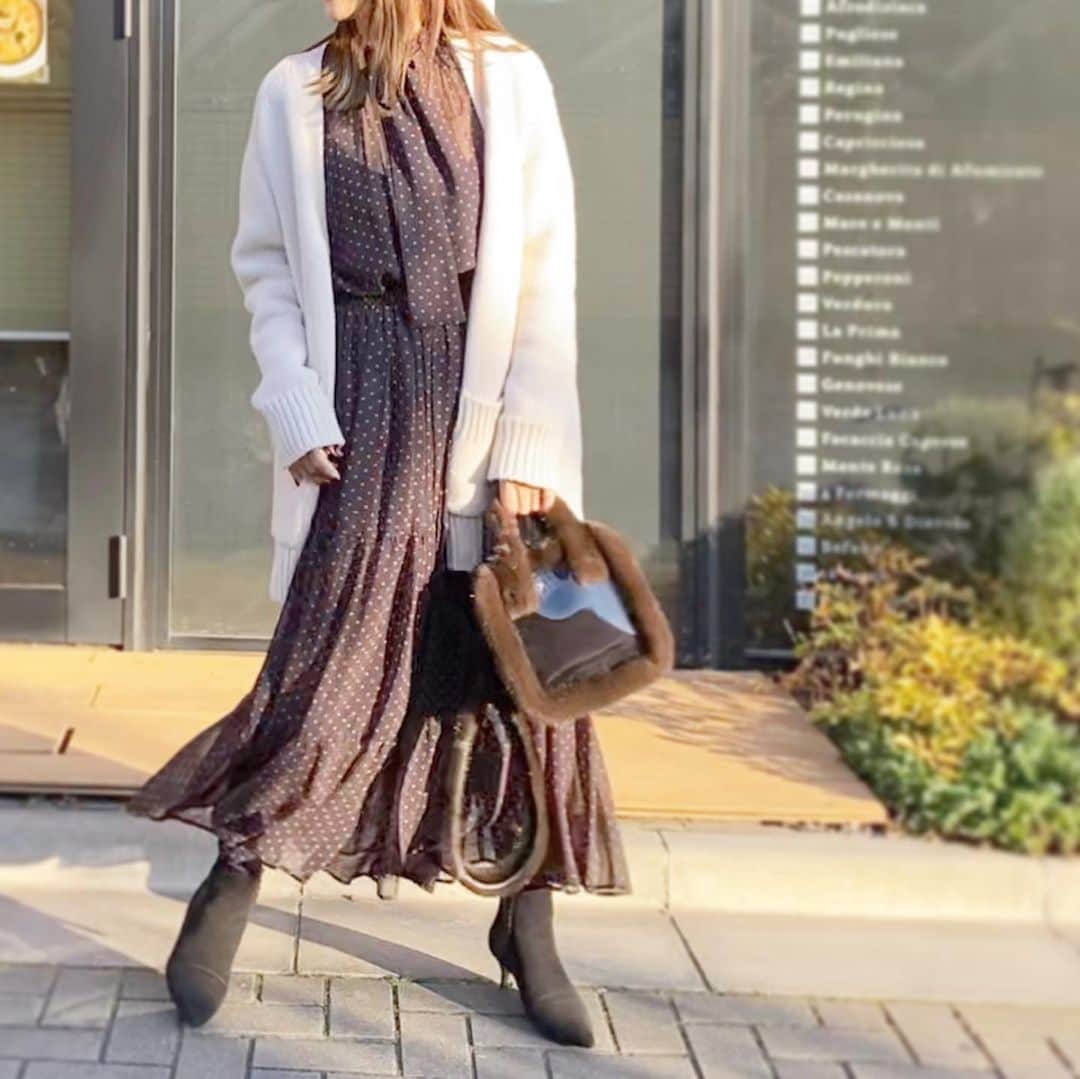 のインスタグラム：「この週末は娘達の学校の学園祭でした！ 今年は2人共試合に発表にとあってなかなか見応えのある2日間でした✨ それぞれの仲良しのお友達とも一緒にお話出来て楽しかった😊  Cardigan: #myclozette  Tops&Skirt: #obli Bag: #ludlow  #fashion #cordinate #casualstyle #iena #オブリ#マイクローゼット #ラドロー　#ママコーデ #学校コーデ」