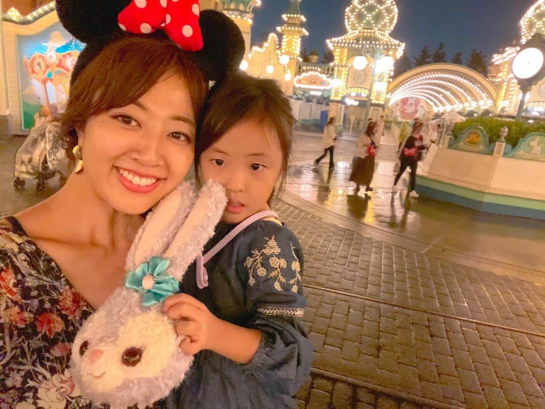 高橋有紀子のインスタグラム：「* すごいいまさらだけど、、 ゆいまる初めてのディズニーシー🌏🐭🌟 * * 赤ちゃんの頃から怖いもの知らずな子とは思ってたけど、 3歳にして平然とタワーオブテラーに乗れたことに さすがにびっくり😳!!!!!! (落ちるとき身体が浮いちゃって 横で必死に押さえてたけど。笑) * * 昼間から閉園までめいいっぱい遊んで 隣で見るゆいまるの色んな表情がやっぱり愛おしくて 私も幸せな気持ちで満たされた一日🥰♥️ * クリスマスディズニーも行けるかなぁ🎄🎅🏽💫 * #disneysea #2019_10_7 #初めて記念日 #ディズニーシー #3歳9ヶ月 #成長記録」