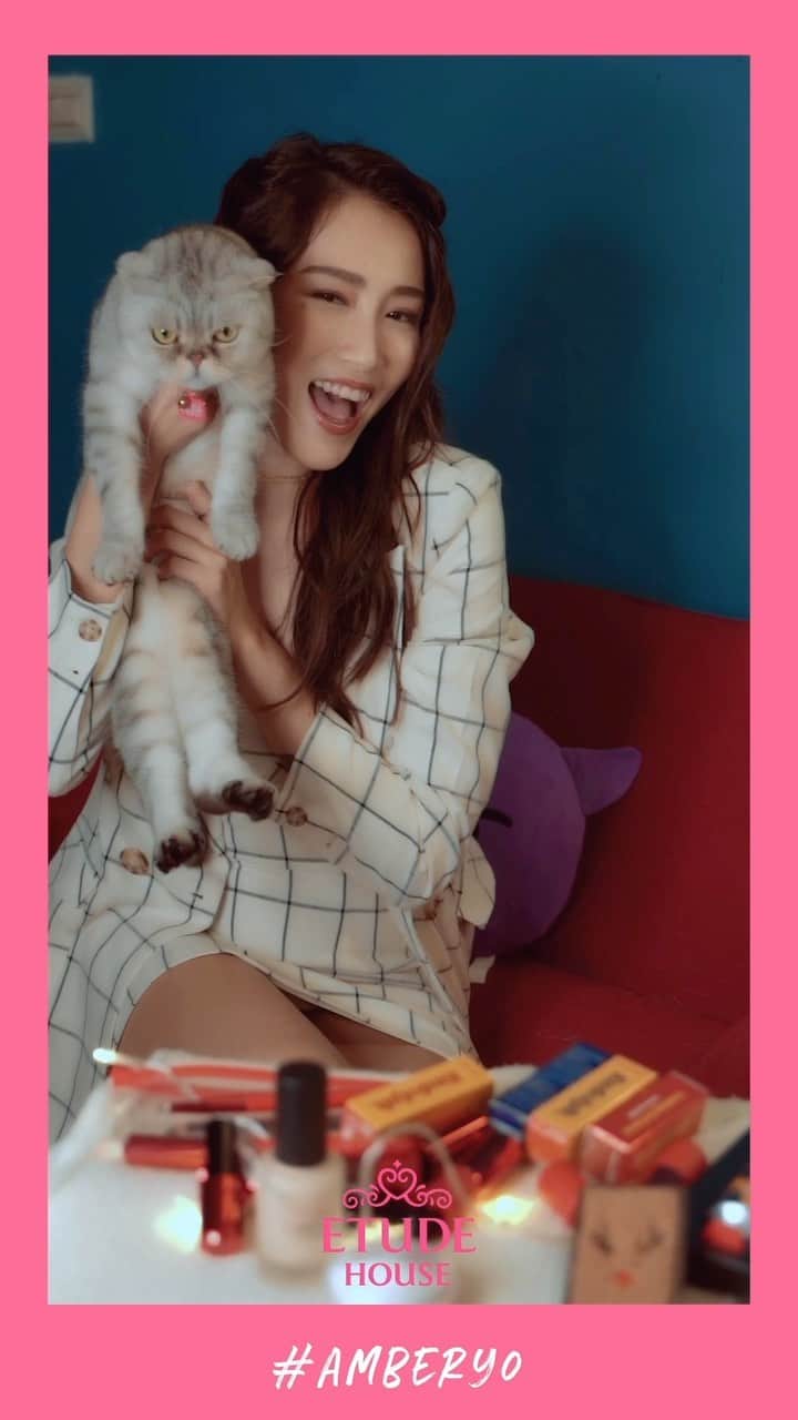 安柏兒のインスタグラム：「. 🎁文末我要送禮物給你們 . Rudolph is coming！ 今年的聖誕節 我先用etudehouse一系列可愛的Rudolph baby做暖身～ . 首先來為大家開箱fresh的 @etudehousetaiwan  Christmas 特輯  整組只有太可愛🥺少女心撲通的跳 而且每一個產品都有他們獨特的香味 . 想獲得‘’魯道夫系列限定商品‘’的朋友 來來來 . 遊戲規則： 🔺轉發 Amber 此篇 IGTV 並 @amberyosuper & @etudehousetaiwan . 🔺我們會從轉發的朋友們裡抽出3個朋友 即可獲得限定商品（隨機送） 🌟明天還會加碼獨家好康給大家！再請大家期待～ . #RudolphComingToTown﻿ #ETUDEHOUSETAIWAN #lifeissweet 🎥 @dozkuo.photo」