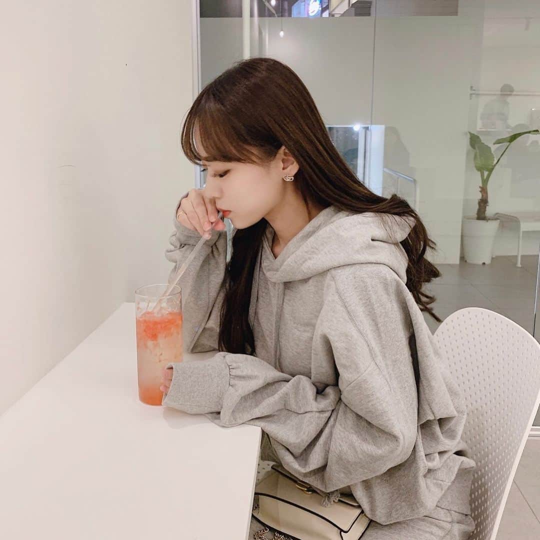 のインスタグラム：「photo by @js__427 . #홍대 #카페 #홍대카페 #셀카 #셀피」