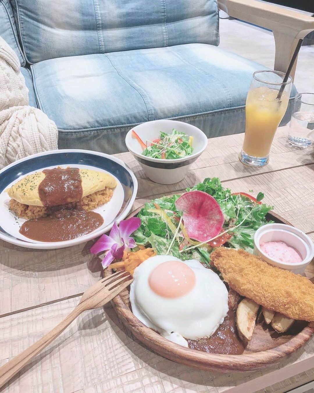 山崎春佳さんのインスタグラム写真 - (山崎春佳Instagram)「🤤🍒 . 先日まゆぽんと @tothesea_healthliving にて ランチした時のっ❁ オムライスもハンバーグもと〜っても美味しかった (まゆぽんのも半分くらい食べた)！また行きたいな⍢⃝♡ . お洋服はまたしても雪だるまなコーデ。(笑) 上下ともに @titivatejp だよん👌🏻 このニットお気に入りすぎてたくさん着ちゃってる🙈‼︎ . #cafe #lunch #totheseahealthliving #yum #ootd #fashion #knit #titivate #titivatestyle #knitskirt #bag #furla #girlstalk #ランチ #オムライス #ティティベイト #しふく #ボリュームニット #ケーブルニットフレアスカート #目黒ランチ」11月11日 21時07分 - haruka_yamazaki