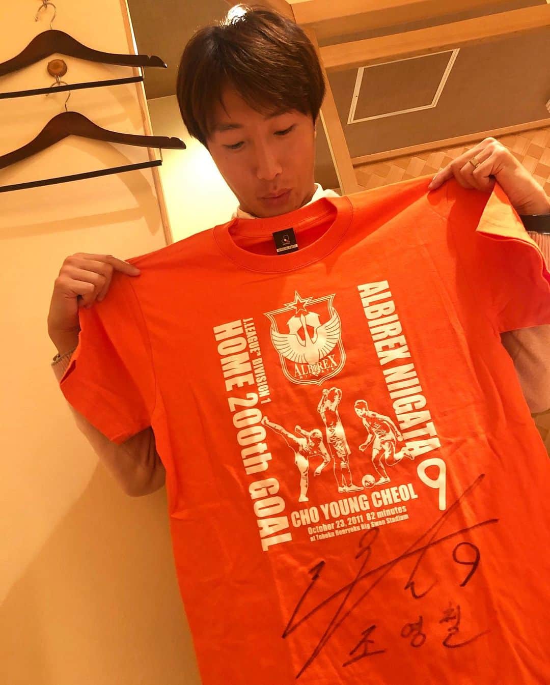 チョ・ヨンチョルのインスタグラム：「레어템 지인분께서 들고 계셨다.감사합니다🙇🏻‍♂️ . . レアのTシャツ持って来てもらった！！🤩」