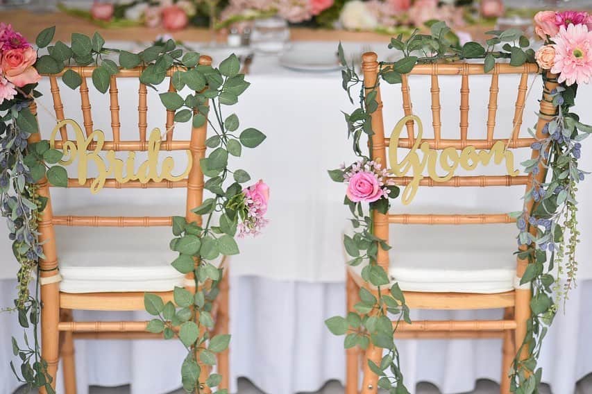 ARCH DAYS Weddingsさんのインスタグラム写真 - (ARCH DAYS WeddingsInstagram)「会場装飾を考える際、テーブル上を飾る会場装飾だけでなくチェアのデコレーションについても検討してみませんか？🌿﻿ ﻿ ﻿ チェアのデコレーションは、結婚式に彩りを添えるためにもおすすめの方法。後ろから撮影された場合の写真映えも抜群です◎﻿ ﻿ ﻿ 今回こちらのCOLUMNでは、ARCH DAYS花嫁さんの結婚式で実際に使われたチェアサインやチェアデコレーションをご紹介✨﻿ ﻿ ﻿ ▽このCOLUMNを読むにはストーリーズを☑︎﻿ ウェディング会場装飾に！チェアサイン＆チェアデコレーション特集﻿ ﻿ ﻿ ▽ARCH DAYSトップページはこちらから☑﻿ @archdays_weddings﻿ プロフィールのリンクから👰🏻﻿ ﻿ ﻿ ▽バースデー・ベビーシャワーなどの情報を見るなら💁🎉﻿ @archdays﻿ ﻿ ----------------------﻿ #archdays #archdays_wedding #アーチデイズ #アーチデイズウェディング #archdays花嫁 #チェアサイン #チェアデコレーション #会場装飾 #会場装飾デザイン #ウェディング装飾 #結婚式装飾 #結婚式手作り #結婚式diy #ウェディング手作り #ウェディングdiy #花嫁手作り #花嫁diy #2020春婚 #2020夏婚 #2020秋婚 #2020冬婚 #プレ花嫁 #卒花嫁 #結婚式準備 #ウェディング準備 #花嫁準備﻿ ----------------------﻿ https://archdays.com/column/2019/11/11/49463﻿ ----------------------」11月11日 21時14分 - archdays_weddings