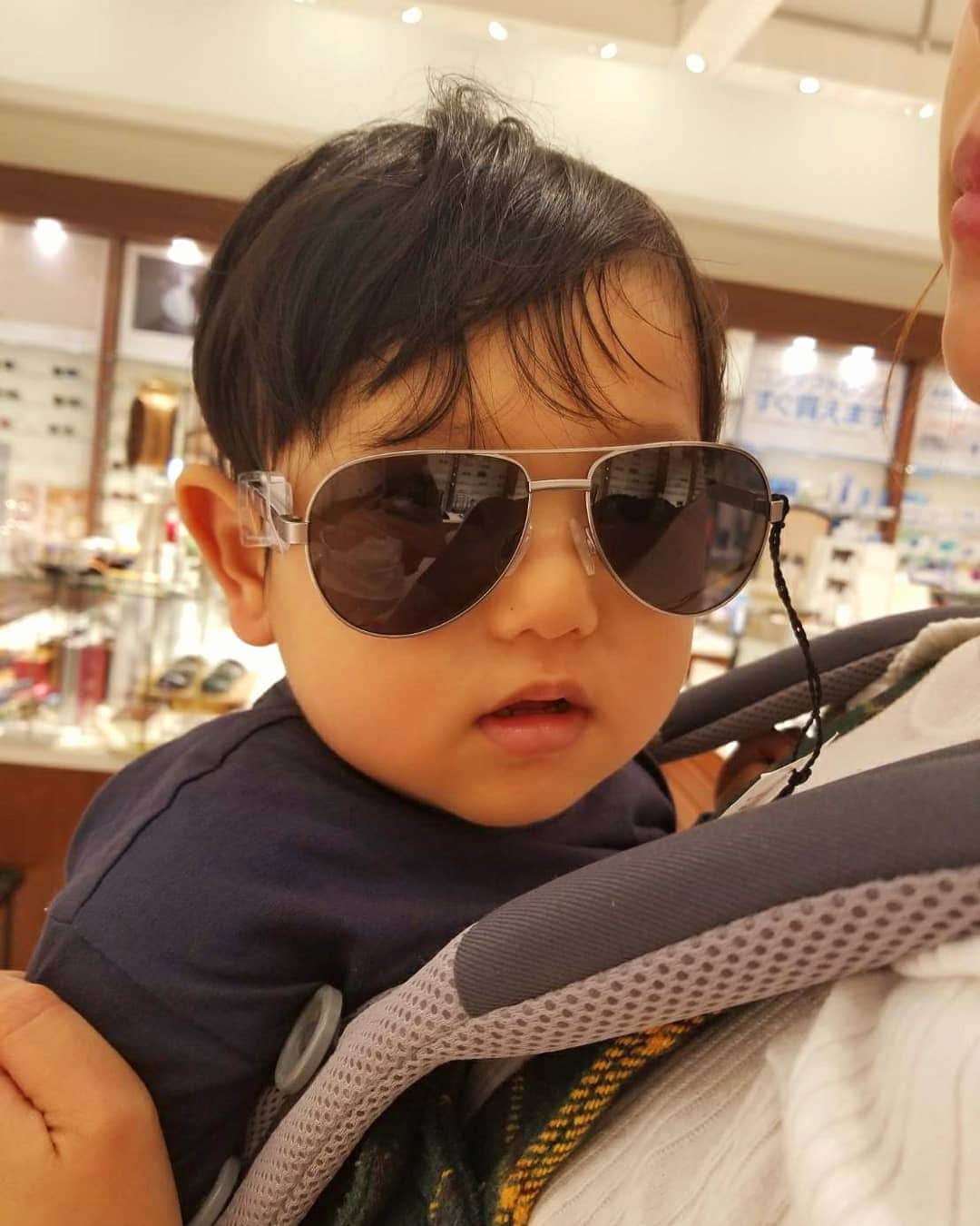 佐藤夏希のインスタグラム：「サングラス🕶️試着😋 私は一枚目のほうが好みなんだけど どうだろうか？😎 * * * #ママ#ママコーデ#男の子ママ#babyboy#3月生まれ#お出かけ#ママスタグラム#mamastagram#babystagram #ベビーカー#1歳#1歳7ヶ月#成長記録#コドモノ#親バカ#すばるん#子連れ#ママchan#デート#家族 #おやこーで#サングラス#サングラス男子」