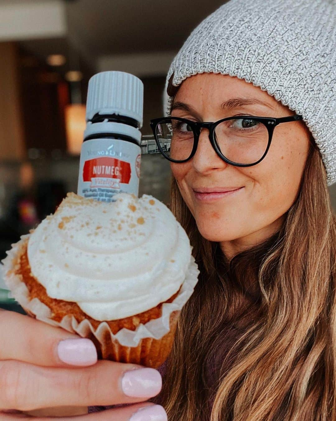 アレクサ・ヴェガさんのインスタグラム写真 - (アレクサ・ヴェガInstagram)「Tis’ the season to bake and eat delicious yummies!!! Spice up your favorite “yummies” with a little @youngliving ‘s Nutmeg Vitality. #ad It has a sweet spicy taste that gives me all the Holiday feels!!! 🥰🥰🥰 I like to think of these desserts as “guilt free” because of all the goodness Nutmeg Vitality offers. Immune support, healthy cognitive function, powerful antioxidants and more! A little goes a long way... now start cooking! How do you use YOUR YL Nutmeg Vitality?  #youngliving #yleo」11月12日 2時55分 - vegaalexa