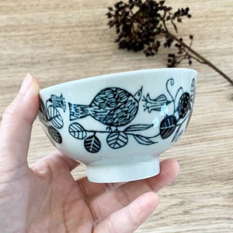 nocotoさんのインスタグラム写真 - (nocotoInstagram)「このシリーズ好きだな〜🎶松尾ミユキさんイラストのトリ、リス、ウサギ、植物も素敵✨このお茶碗シリーズ、コンプリートしたくなっちゃいますね。模様替えと一緒にお茶碗も気分で変えてみよ〜  #bird #rabbit #squirrel #tablewear #bowl」11月11日 21時34分 - nocoto_store